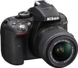 Nikon D5300 SLR-Digitalkamera (24,2 Megapixel, 8,1 cm (3,2 Zoll) LCD-Display, Full HD, HDMI, WiFi, GPS, AF-System mit 39 Messfeldern) Kit inkl. AF-S DX 18-55 VR II Objektiv schwarz - 1