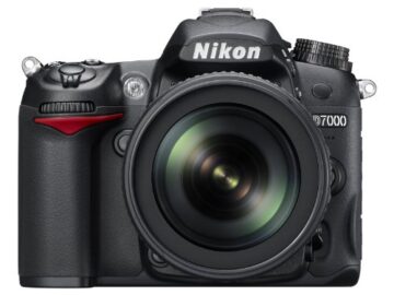 Nikon D7000 SLR-Digitalkamera (16 Megapixel, 39 AF-Punkte, LiveView, Full-HD-Video) Kit inkl. AF-S DX 18-105 VR - 1