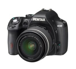 Pentax K 50 SLR-Digitalkamera (16 Megapixel, APS-C CMOS Sensor, 1080p, Full HD, 7,6 cm (3 Zoll) Display, Bildstabilisator) schwarz inkl. Objektiv DA L 18-55 mm WR - 1