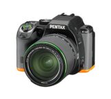 Pentax K-S2 Spiegelreflexkamera (20 Megapixel, 7,6 cm (3 Zoll) LCD-Display, Full-HD-Video, Wi-Fi, GPS, NFC, HDMI, USB 2.0) Kit inkl. 18-135mm WR-Objektiv schwarz/orange - 1