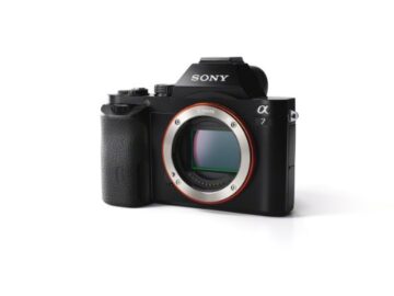 Sony Alpha 7KB Systemkamera (24,3 Megapixel, 7,6 cm (3 Zoll) Display, BIONZ X, 2,3 Megapixel OLED Sucher, NFC) inkl. SEL 28-70mm schwarz - 10