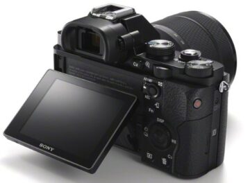 Sony Alpha 7KB Systemkamera (24,3 Megapixel, 7,6 cm (3 Zoll) Display, BIONZ X, 2,3 Megapixel OLED Sucher, NFC) inkl. SEL 28-70mm schwarz - 5